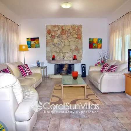 Villa Large Pool Garden, Billiard, Peaceful Area, Near To The Sea, Coral Bay Paphos Pégeia