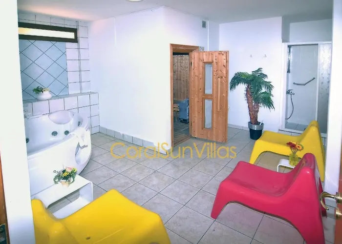 Large Pool Garden, Billiard, Peaceful Area, Near To The Sea, Coral Bay Paphos Vila *