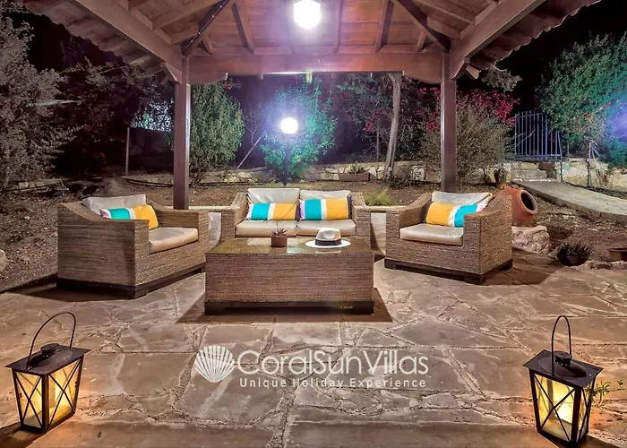 Large Pool Garden, Billiard, Peaceful Area, Near To The Sea, Coral Bay Paphos Vila *