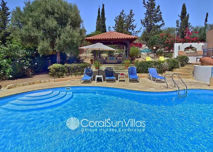 Large Pool Garden, Billiard, Peaceful Area, Near To The Sea, Coral Bay Paphos Vila *