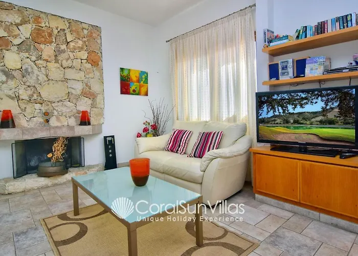 Large Pool Garden, Billiard, Peaceful Area, Near To The Sea, Coral Bay Paphos Vila *